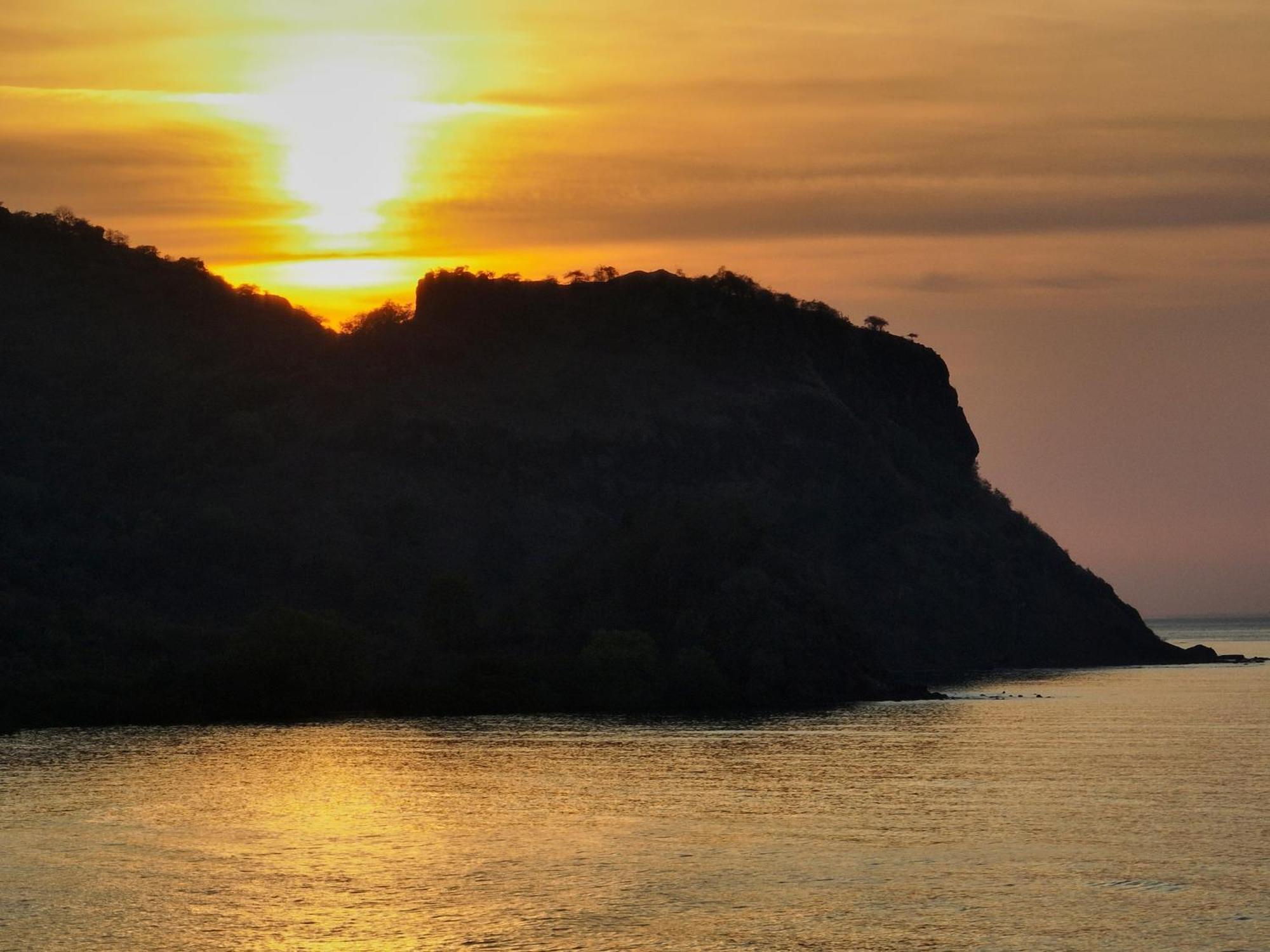 Myamo Beach Lodge Jereweh Экстерьер фото