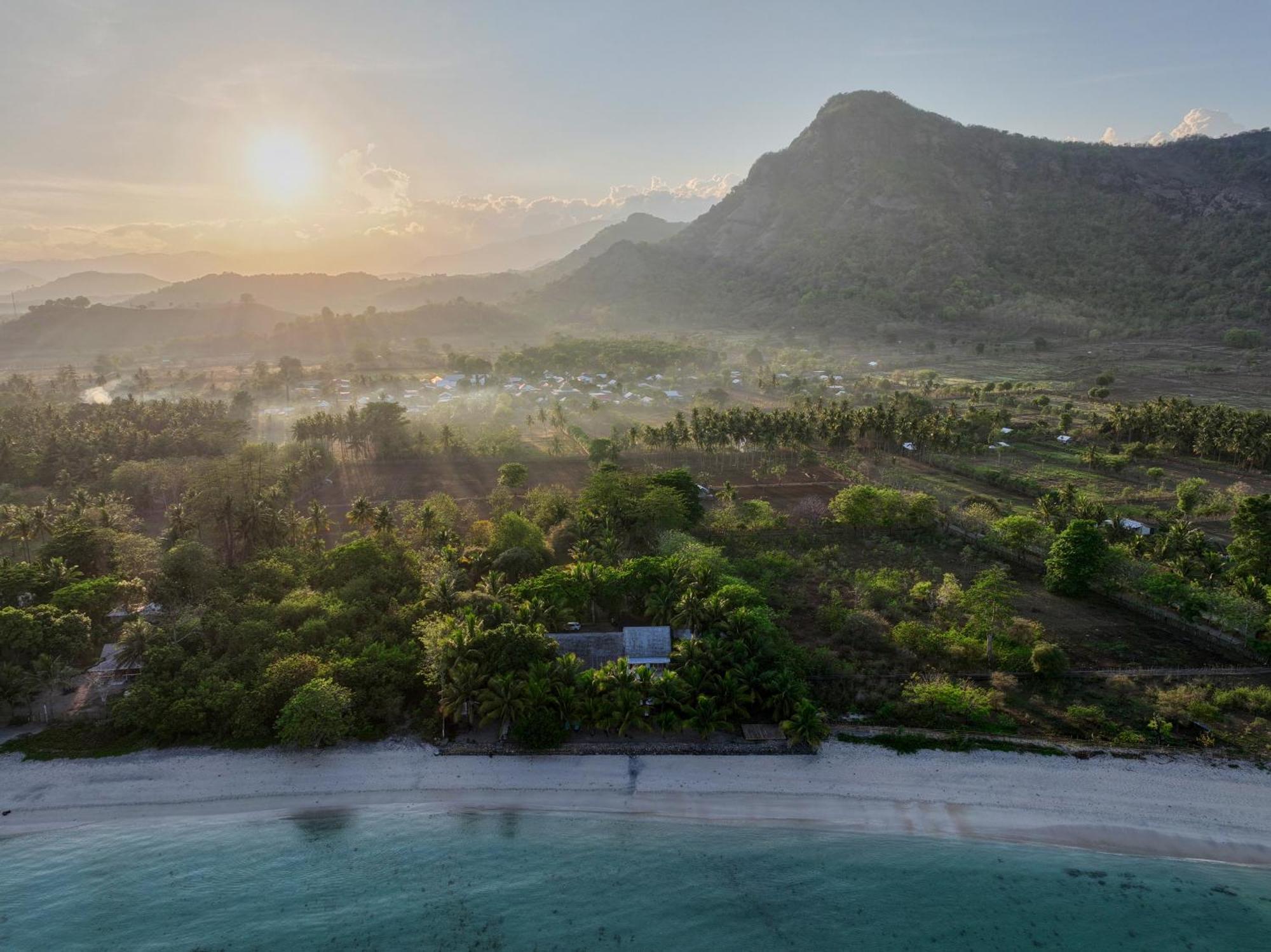 Myamo Beach Lodge Jereweh Экстерьер фото
