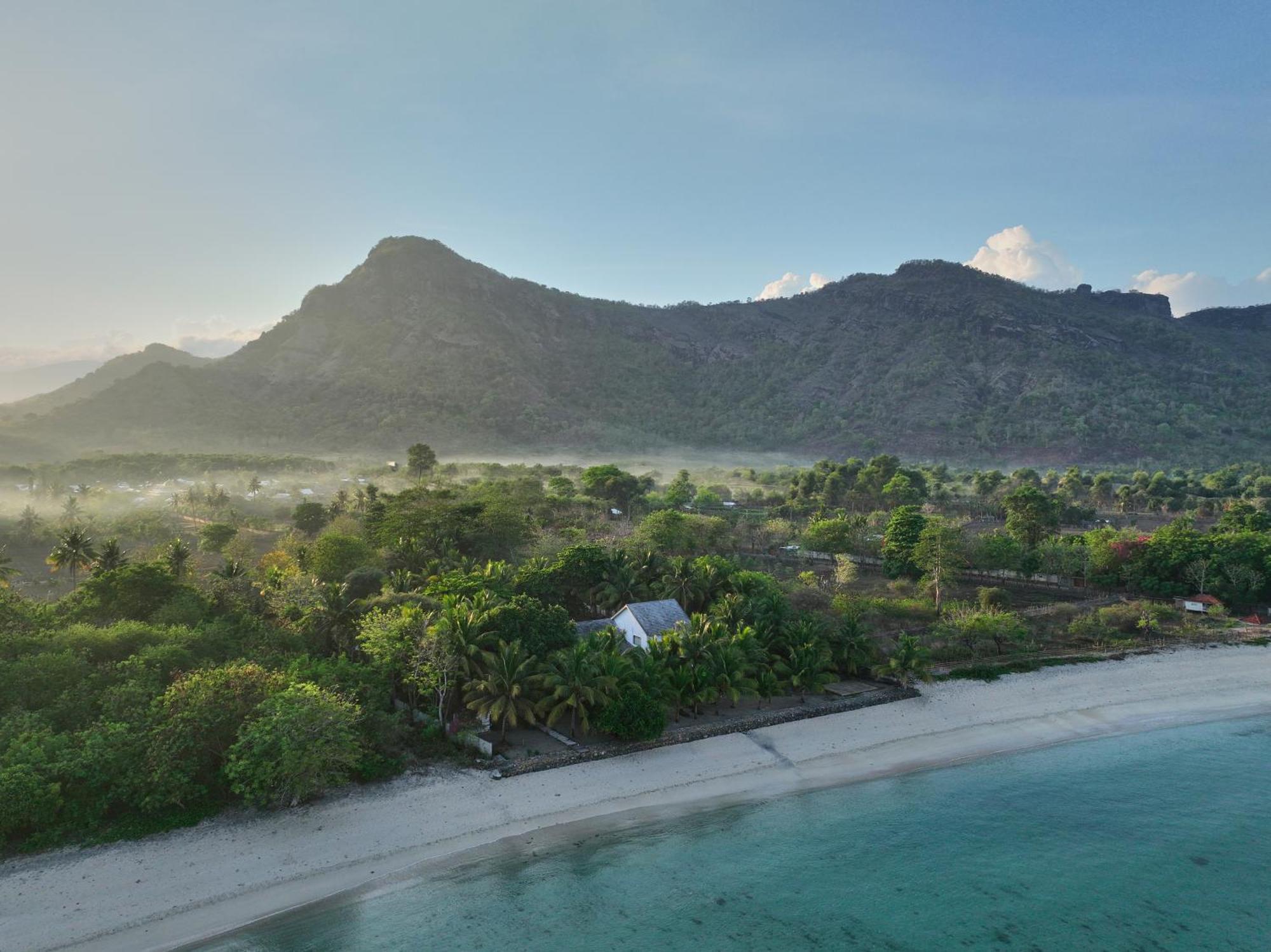 Myamo Beach Lodge Jereweh Экстерьер фото