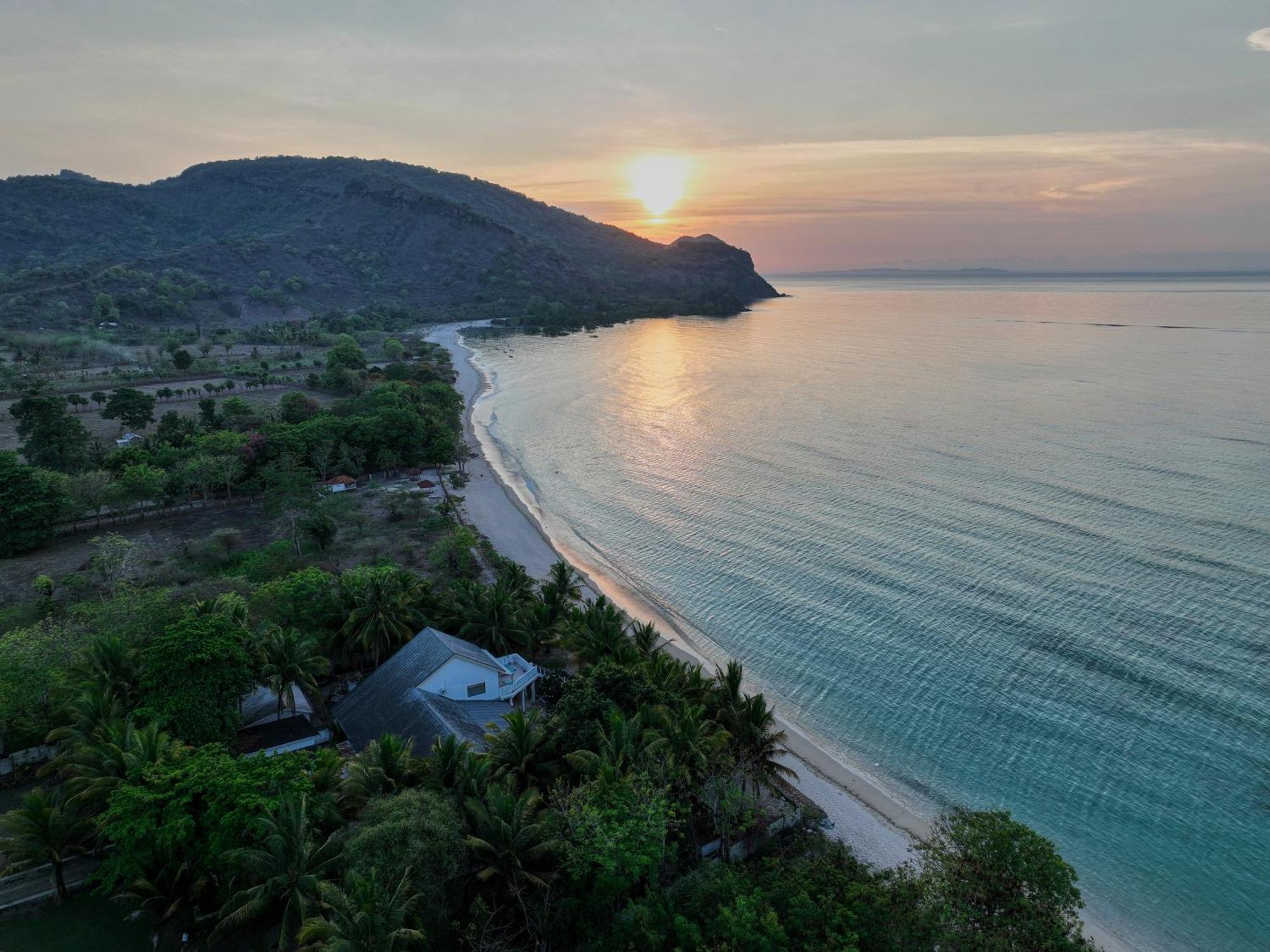 Myamo Beach Lodge Jereweh Экстерьер фото