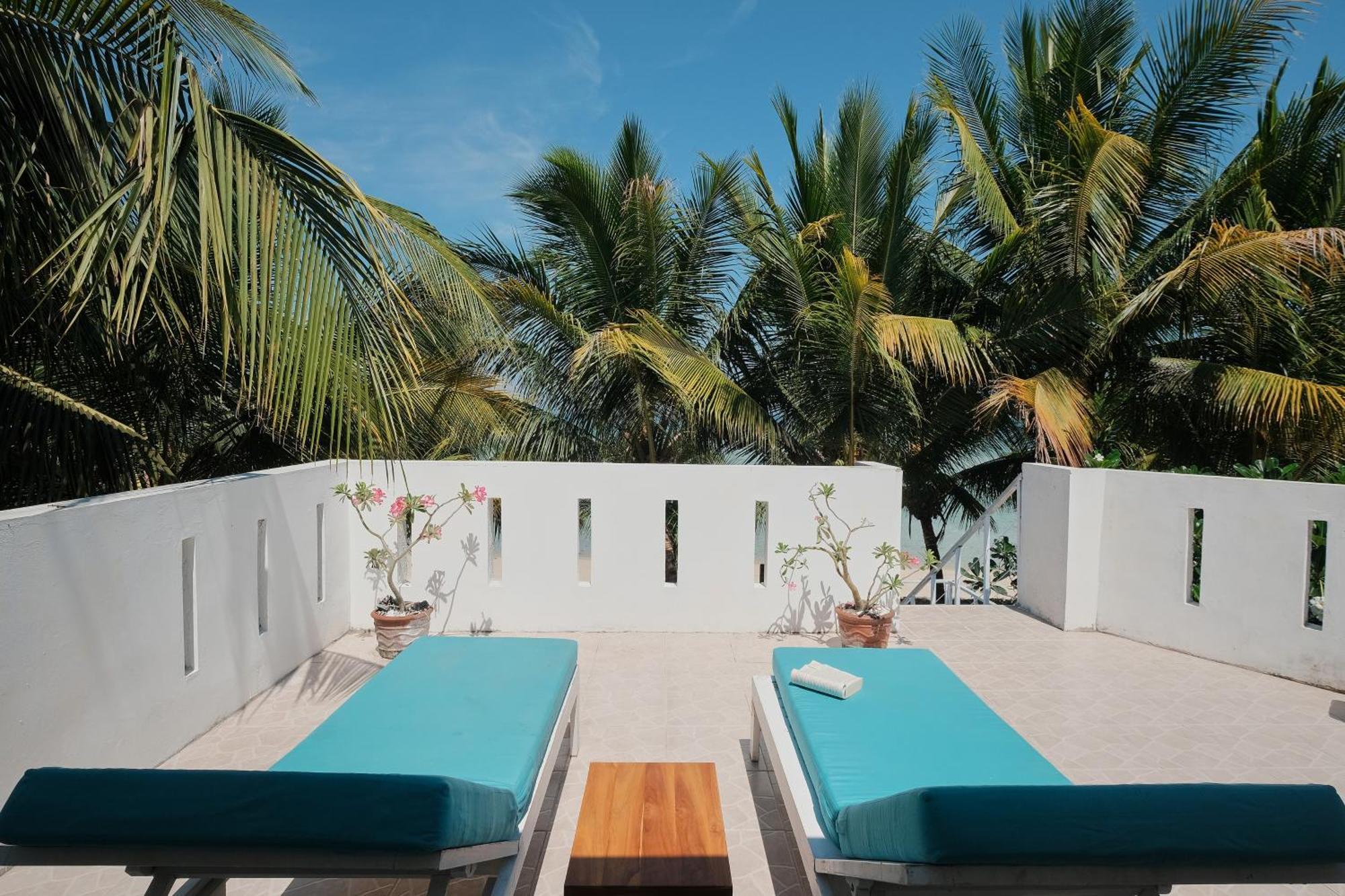Myamo Beach Lodge Jereweh Экстерьер фото