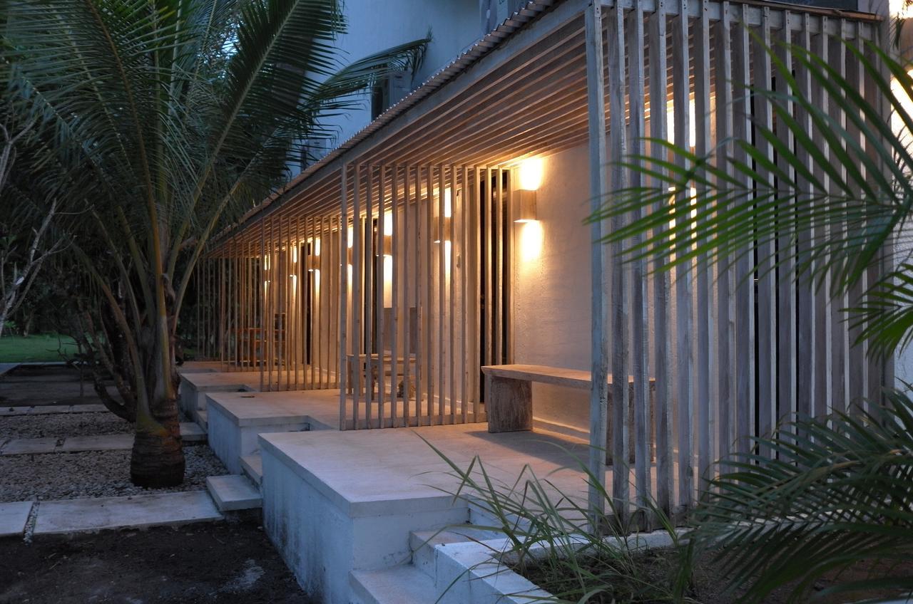 Myamo Beach Lodge Jereweh Экстерьер фото
