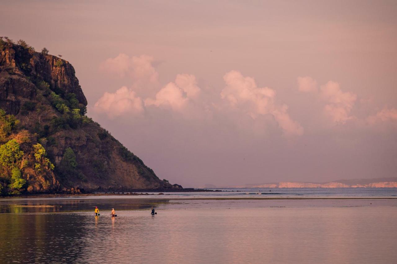 Myamo Beach Lodge Jereweh Экстерьер фото
